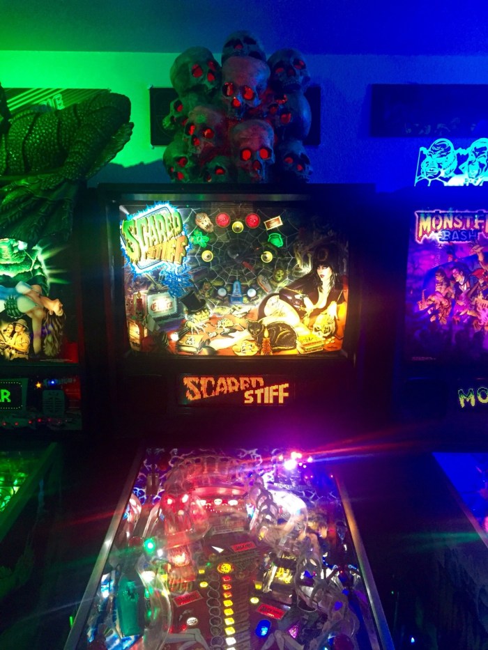 scared-stiff-skull-pile-topper